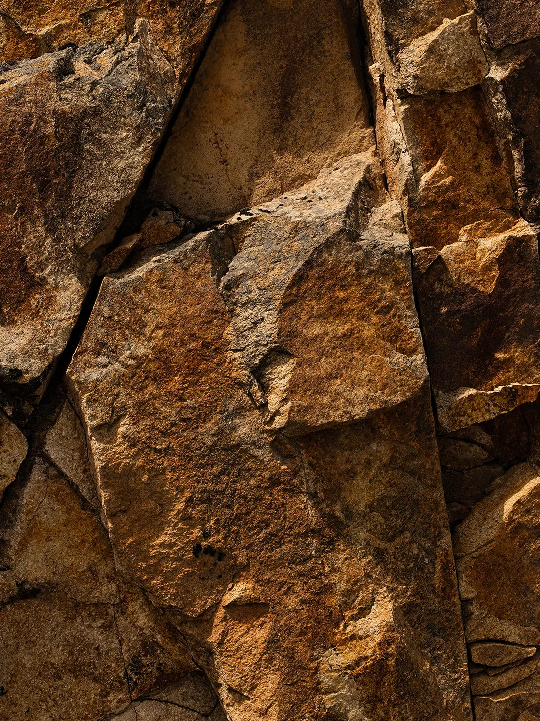 Pedra de xisto dourada pelo sol